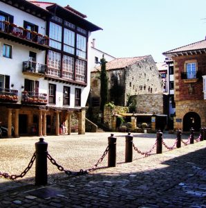 Plaza Gipuzkoa in Hondarribia's old quarter|BaskMe private tours|sightseeing tours|La Côte Basque